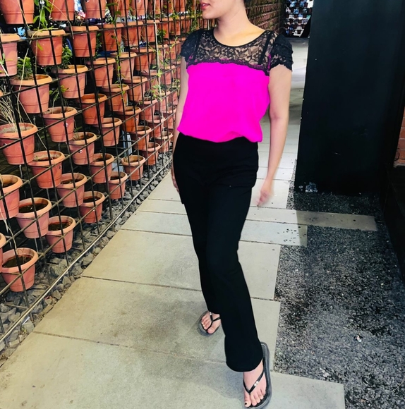 EXPRESS Fuschia pink top with black lace - Picture 3 of 6